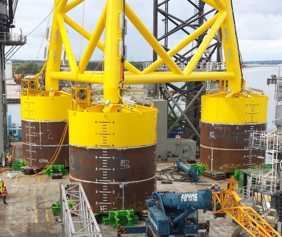 Suction bucket seafastening